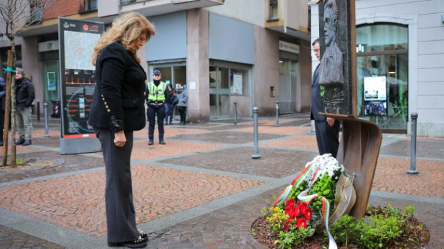 Президентът Илияна Йотова отдаде почит пред барелефа на Васил Левски